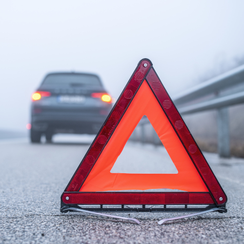 Dwóch mężczyzn spisuje oświadczenie o kolizji drogowej