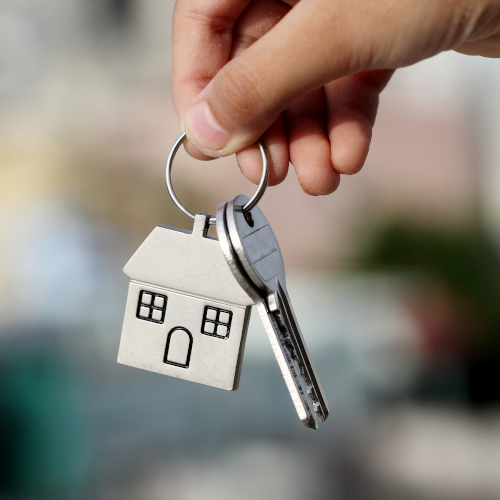 Kobieta na łóżku pakuje walizkę na wyjazd